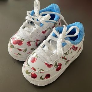 Baby Nike sneakers. 5C